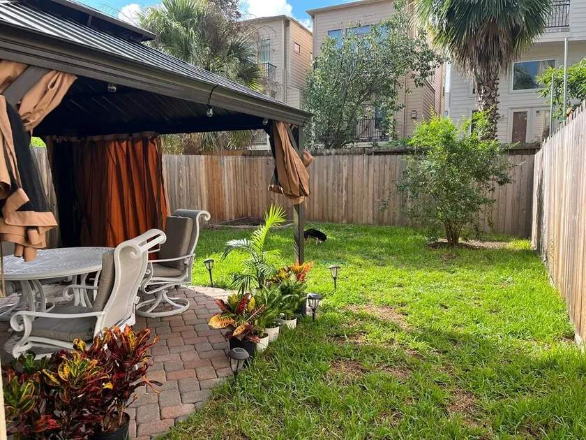 Charming Suite, inside the loop/pet friendly w/ outdoor gazebo,Private Entrance - Image 1