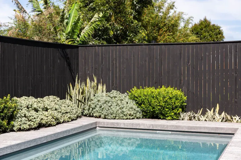 Spacious renovated cottage with pool - Image 1
