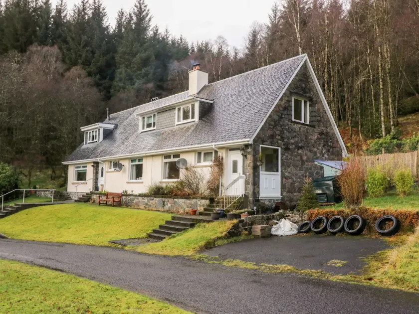 GLENFINGLAS DAM COTTAGE, pet friendly, with open fire in Callander - Image 1