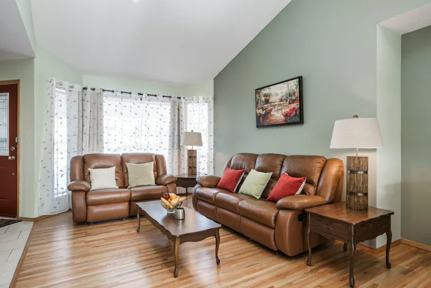 Entire large house! 8 bedrooms & 4Baths! Close to airport! - Image 1