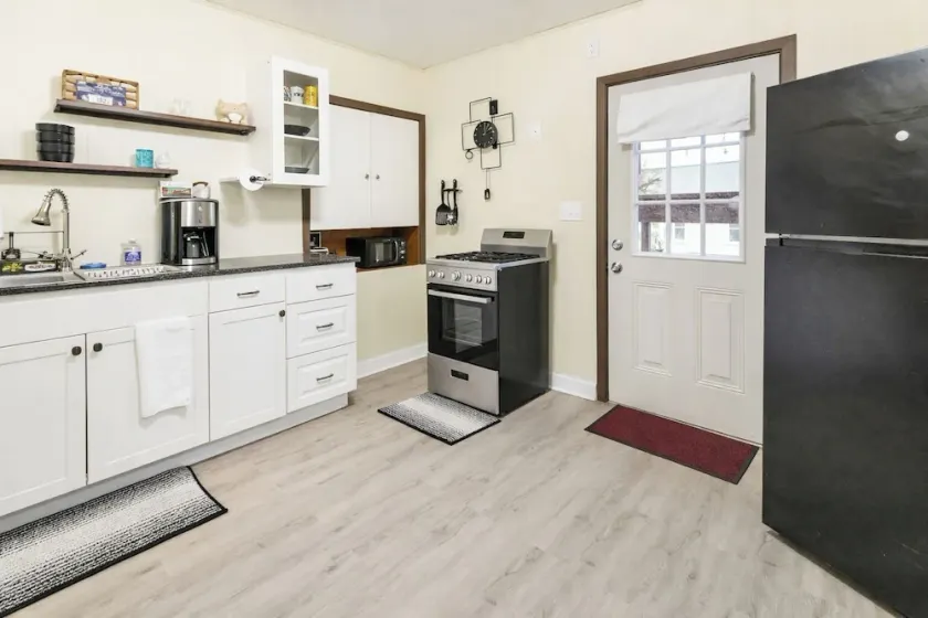 Spacious 2BR Apt • Free Parking • Baden - Image 1