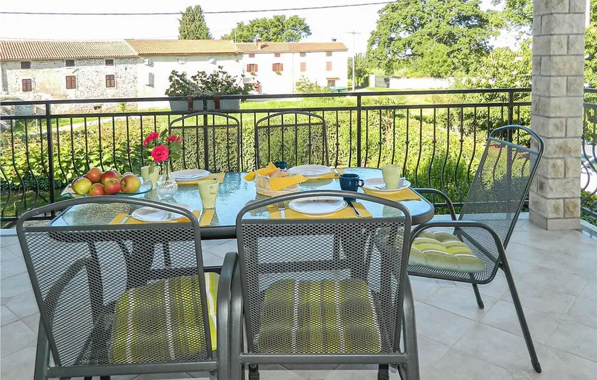 3 Bedroom Nice Apartment In Susnjici - Image 1