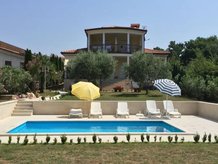 Smukt roligt sommerhus med tre lejligheder og pool - Image 1