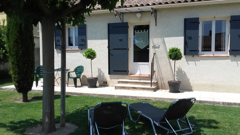 Casa indipendente con giardino recintato / albero + parcheggio. - Image 1