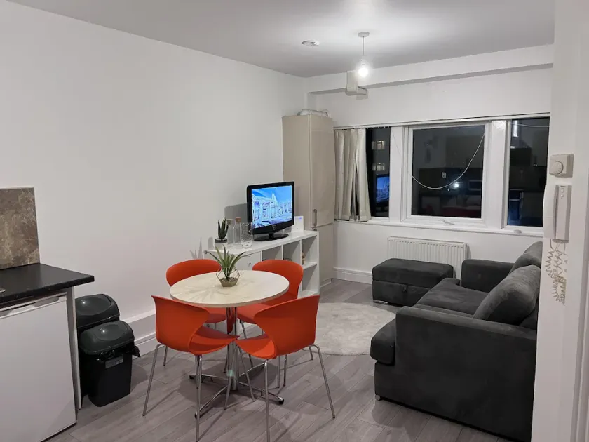 Fantastic 1-Bedroom Flat - Image 1