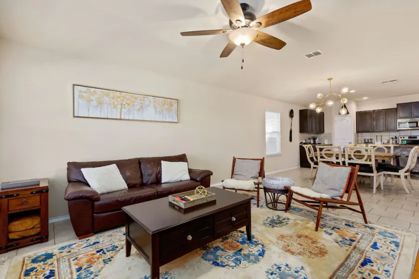 Cozy Home Near AF BMT Lackland, Seaworld, Riverwalk, Six Flags & More - Image 1