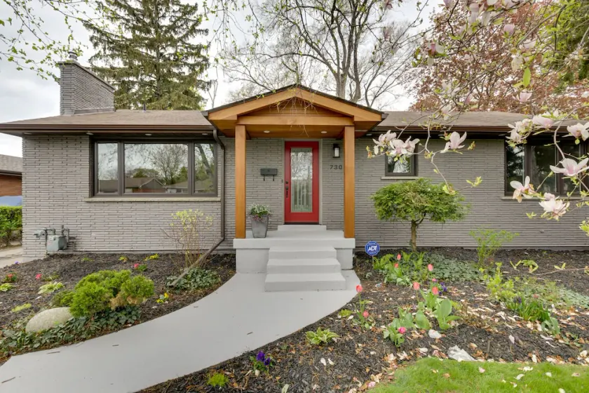 Luxurious and Spacious 4BR Home Near Downtown - Image 1