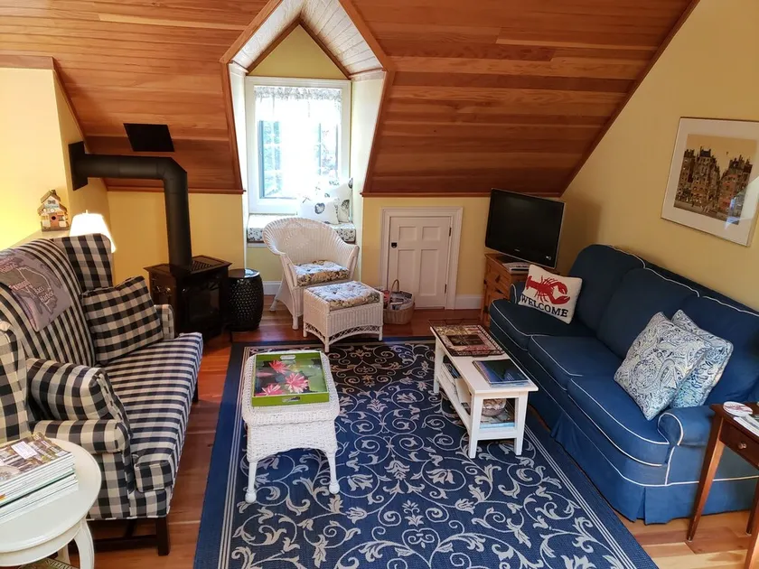 WALK TO ACADIA'S TRAILS, OCEAN FROM THIS QUIET, CHARMING CARRIAGE HOUSE - Image 1