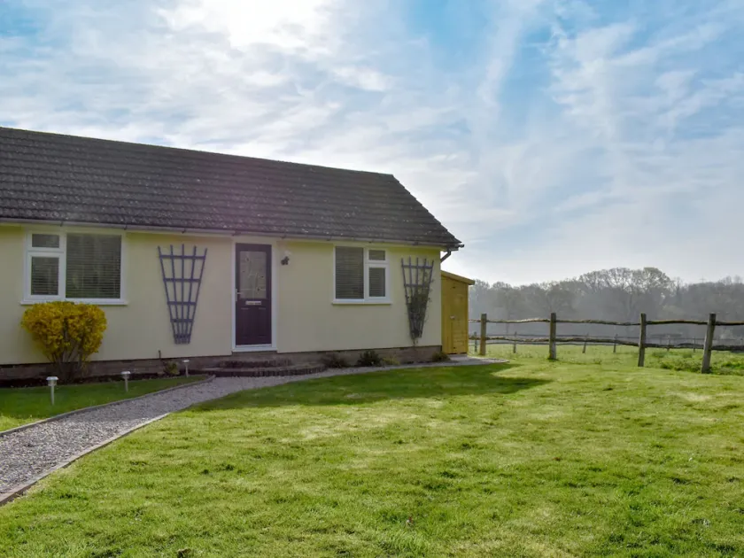 2 bedroom accommodation in Cowbeech, near Hailsham - Image 1