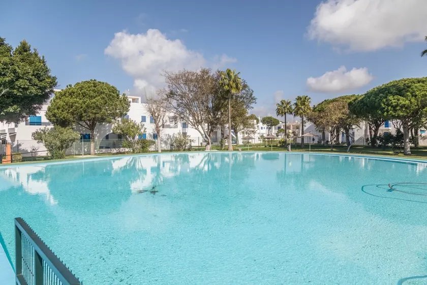 Apartamento Almadraba mit WLAN, Terrasse, Pool und gemeinsamem Garten - Image 1