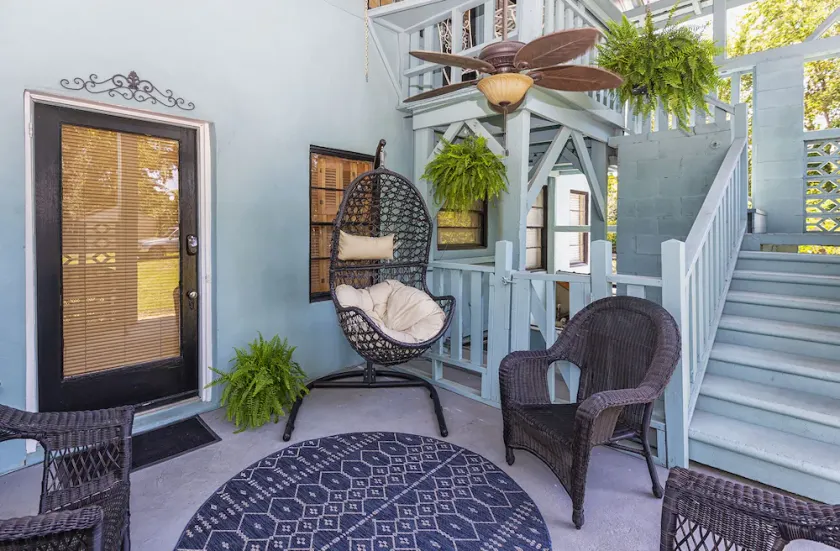 A 1 bedroom 1 futon1 bath upstairs of The HH & downstairs is separate  to rent.  - Image 1