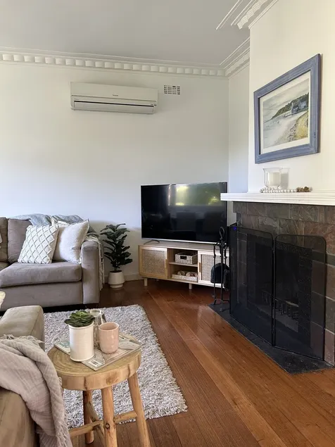 Beach House -Just 5 minutes walk to the main street, river, playgrounds & cafes! - Image 1