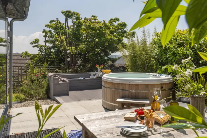 6 The Dunes -  Short walk to the beach - Hot Tub - Free Wi-Fi - Image 1