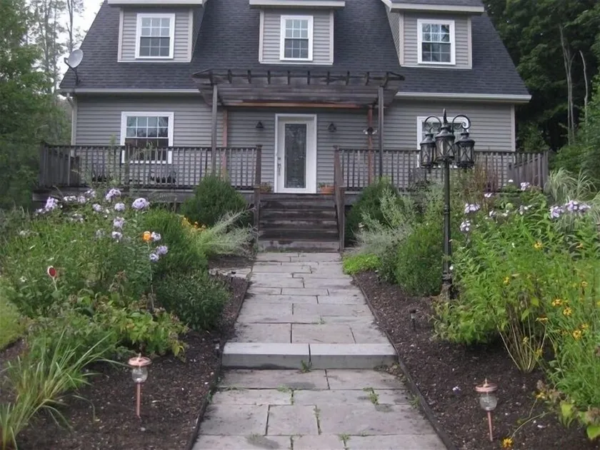 Casa elegante y moderna en la pintoresca ciudad de Millbrook. - Image 1