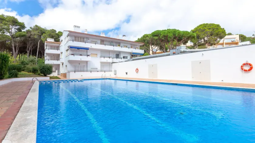 ** Wonderful apartment with communal pool located just 100 meters from the charming beach - Image 1