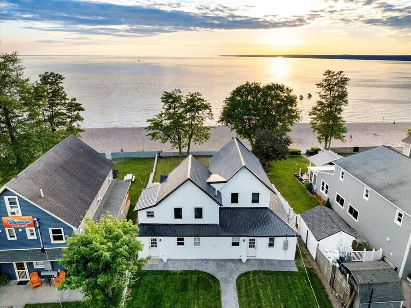 Park Peaks on the Beach| 4BR Waterfront | Hot tub | Sleeps 12! - Image 1