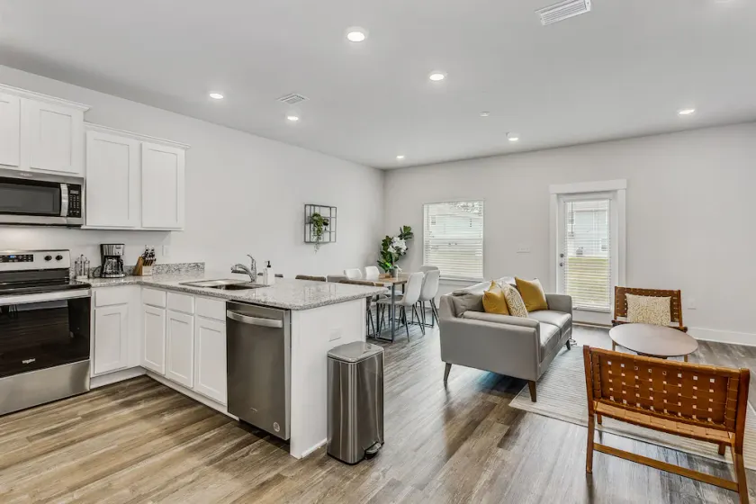LUXURY TOWNHOME NEAR DOWNTOWN AND PENSACOLA BEACH - Image 1