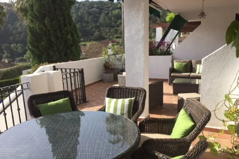 Luxus 2 Schlafzimmer, 2 Badezimmerwohnung in Benahavis-Dorf-Pool und Ansichten - Image 1