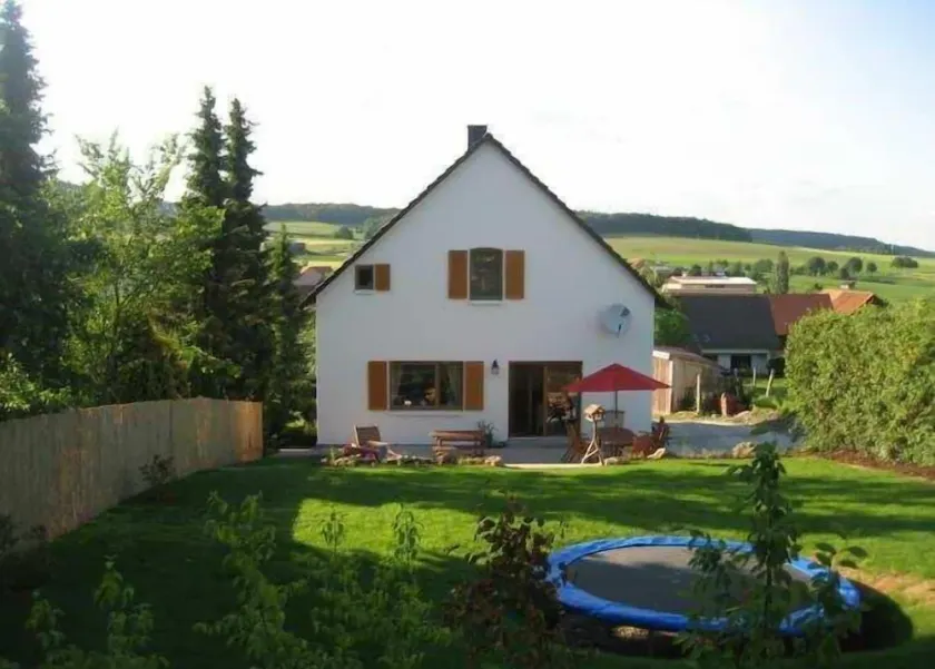 Detached and spacious house with large garden - Image 1