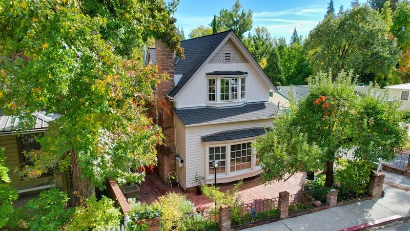 Beautiful Downtown Home - Image 1