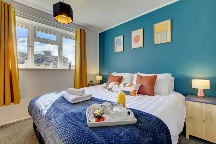 Inspire Homes 2-Bed Sleeps 5 near Leamington & M40 - Image 1