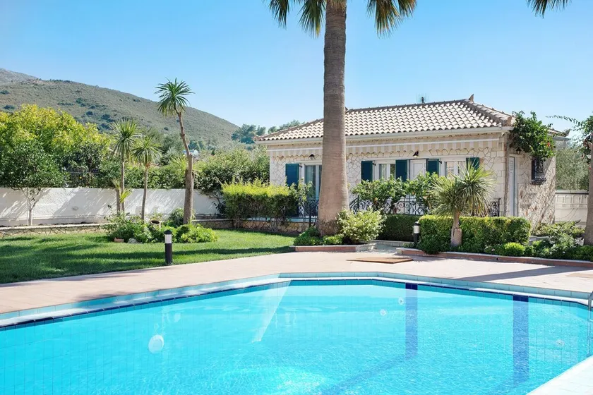 Olympia Holiday Home - Image 1