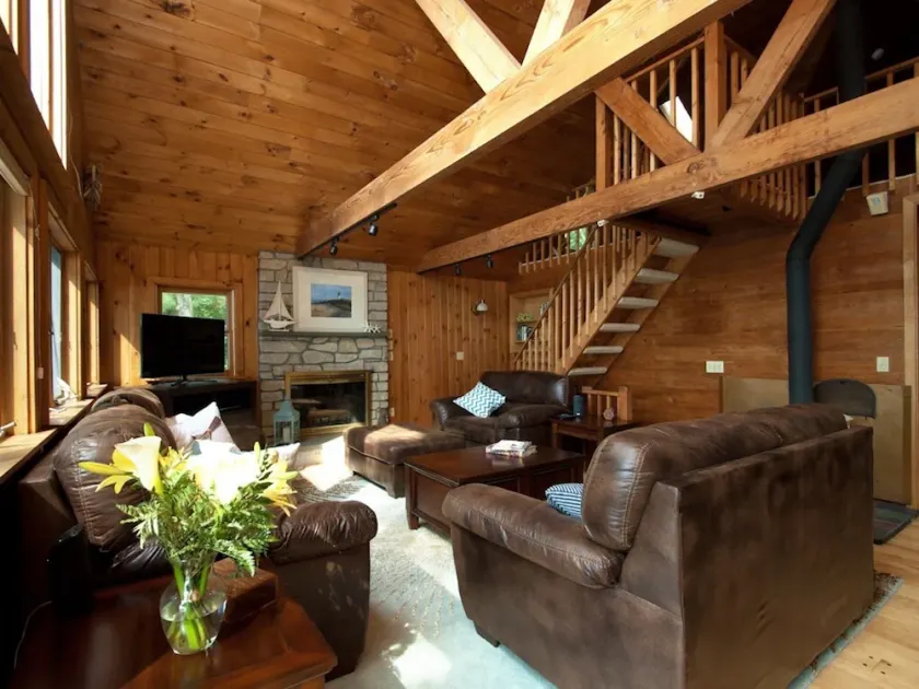 Private Lakeside near Burlington, Oversized Dock Skiing, Shopping, Fine Dining - Image 1