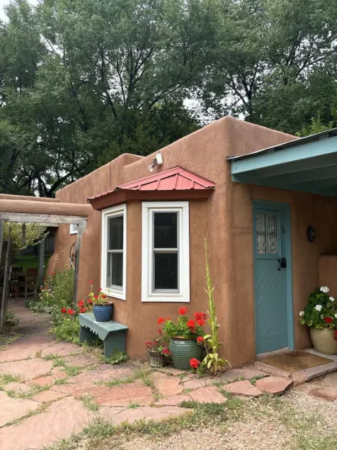 Vintage-themed Cowboy Cottage in Tesuque - Image 1
