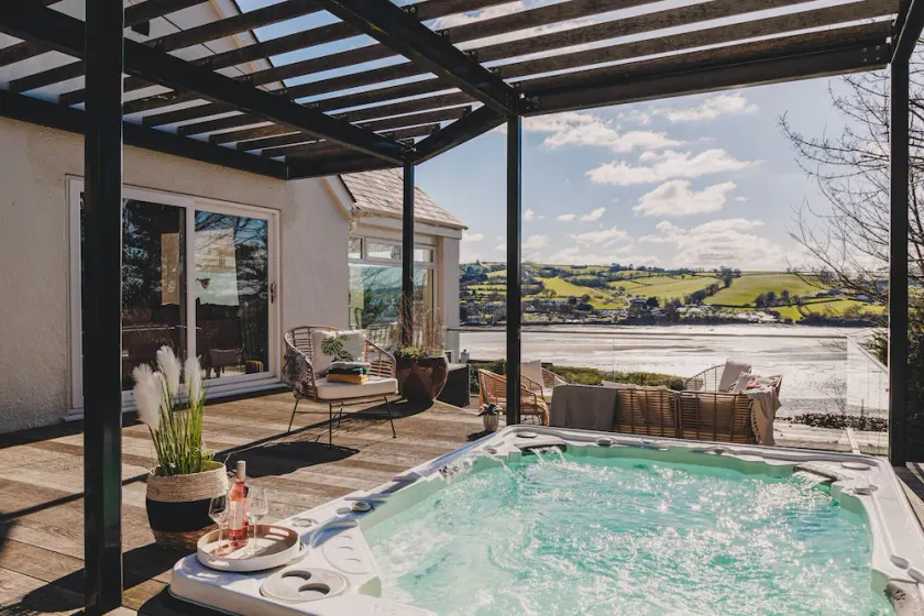 The Curlews - Waterside, boutique home with 10 person spa - Image 1