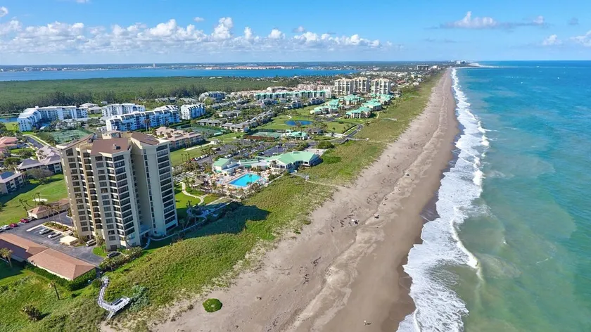 Beach Condo in Hutchinson Island. Located in Ocean Village with Golf Course View - Image 1