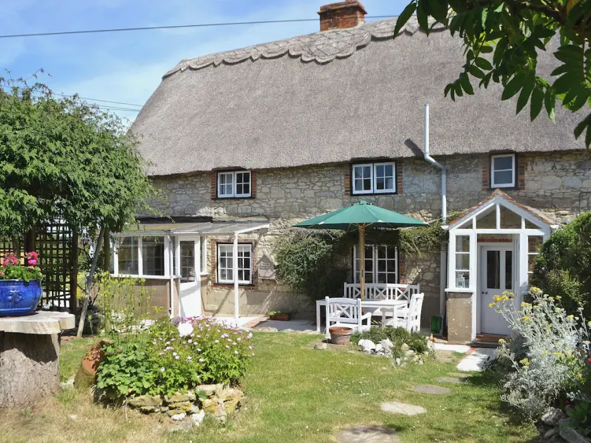2 bedroom accommodation in Wellow, near Yarmouth - Image 1