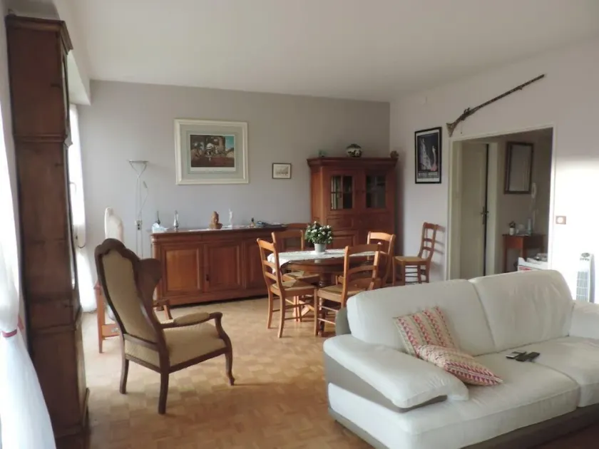 Apartment located in the Maisons Laffitte park in an exceptional site - Image 1