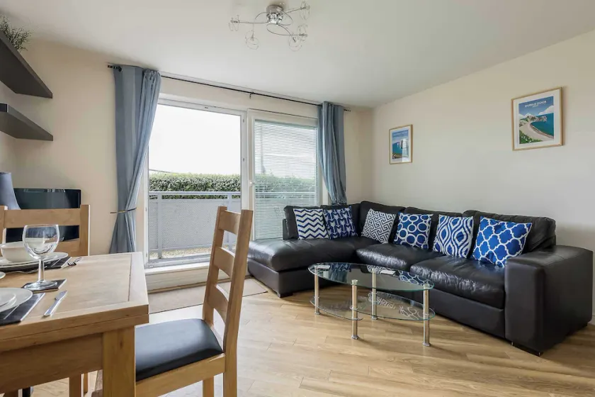 Bay Retreat- Moments from Hamworthy Park - Image 1