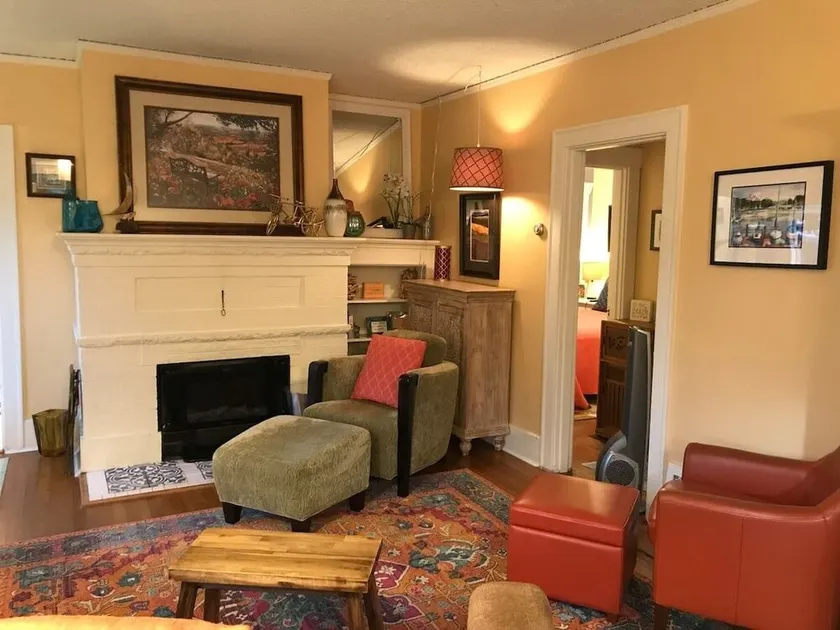 Cheerful 3 Bdrm w/ Kitchen & LR in West Seattle - Image 1
