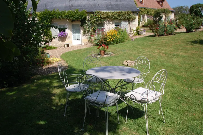 COUNTRY PROPERTY ON THE EDGE OF FOREST AND VINEYARDS - Image 1