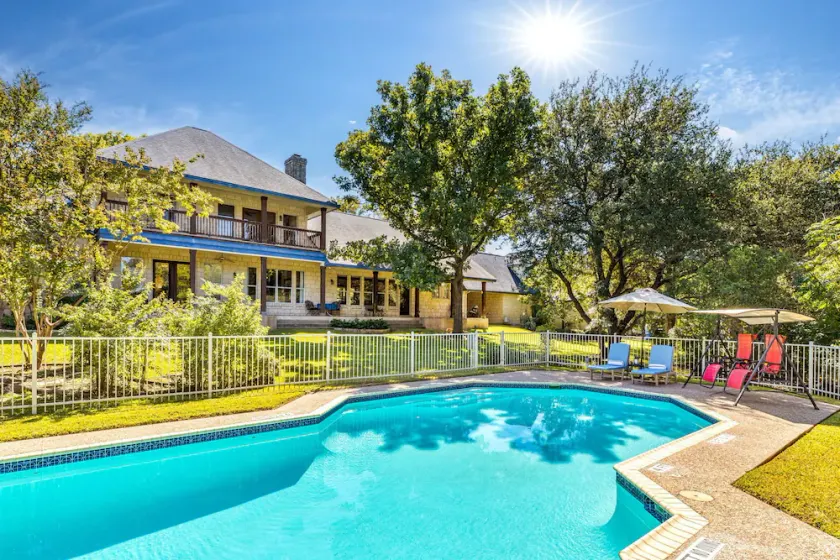 Town & Country Home: 5,000 sq ft_Pool_16 beds_basketball_ping pong_fire pit - Image 1