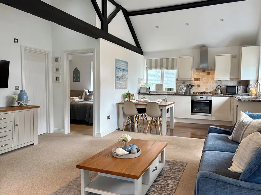 11 THE GABLES, romantic, country holiday cottage in Lyme Regis - Image 1