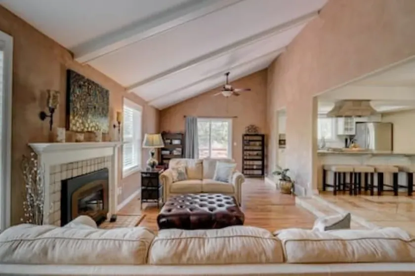 ★ MAGNIFIQUE! 4BR, grande cour clôturée, chiens bienvenus!★ - Image 1