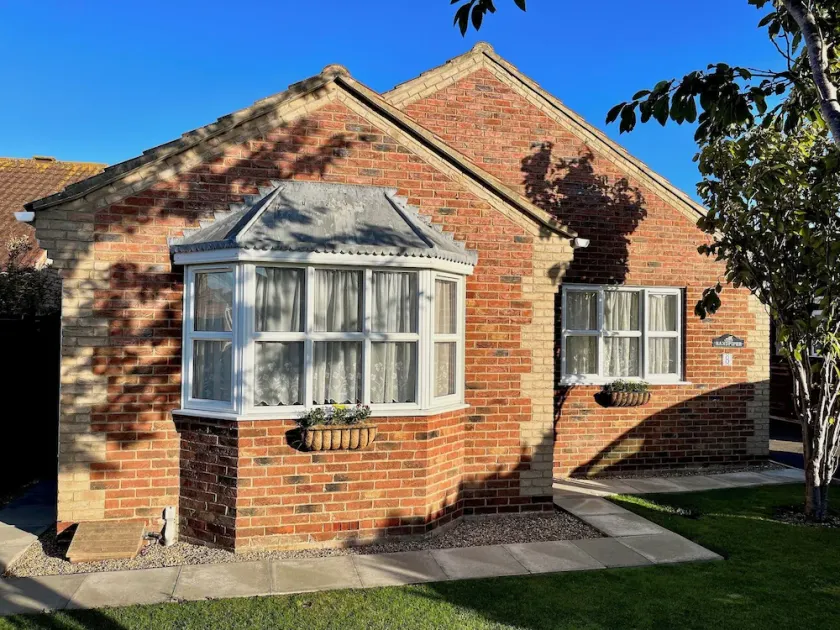 Dog-friendly 2-bed Bungalow by the beach in Trusthorpe, Lincs - Image 1