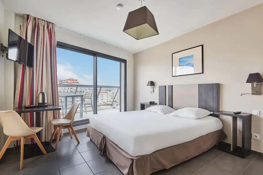 Studio Spacieux avec Wi-Fi GRATUIT | 200m de L'Avenue du Prado - Image 1