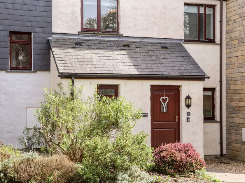 CHARLESTON COTTAGE, pet friendly, with a garden in Falmouth - Image 1
