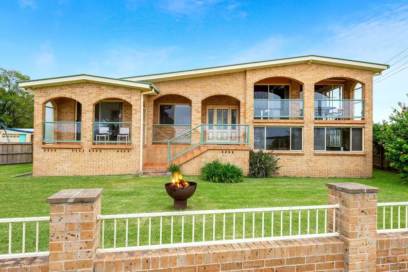 Waterfront 3 bedroom House (Pet Friendly) - Image 1