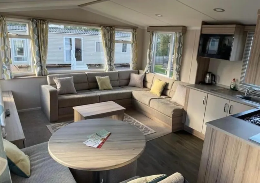 Beverley bay 2-Bed Caravan Sleeps 6 Pet Friendly - Image 1