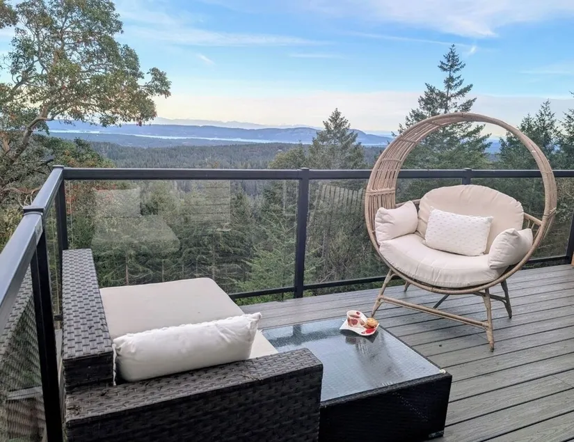 Entire room. Ocean,mountain view, hot tub,garden,deck,next to Mount Maxwell park - Image 1
