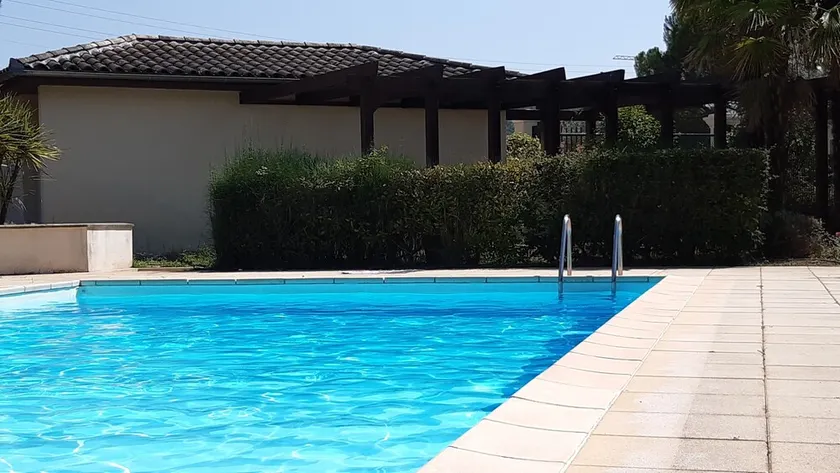 Apartment in very quiet residence with swimming pool and park - Image 1