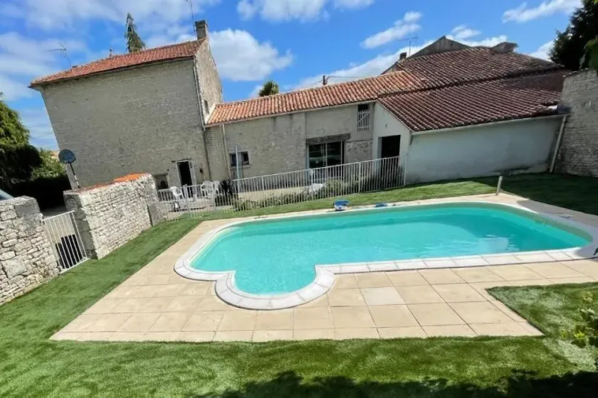 Large family home - private pool - 3 bathrooms, 3 WCs - sleeps 8 to 16 (20 max) - Image 1