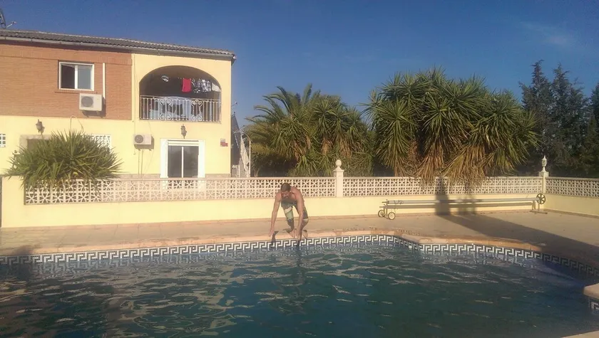 Rilassati a distanza vicino a montagne, spiaggia e città - Image 1
