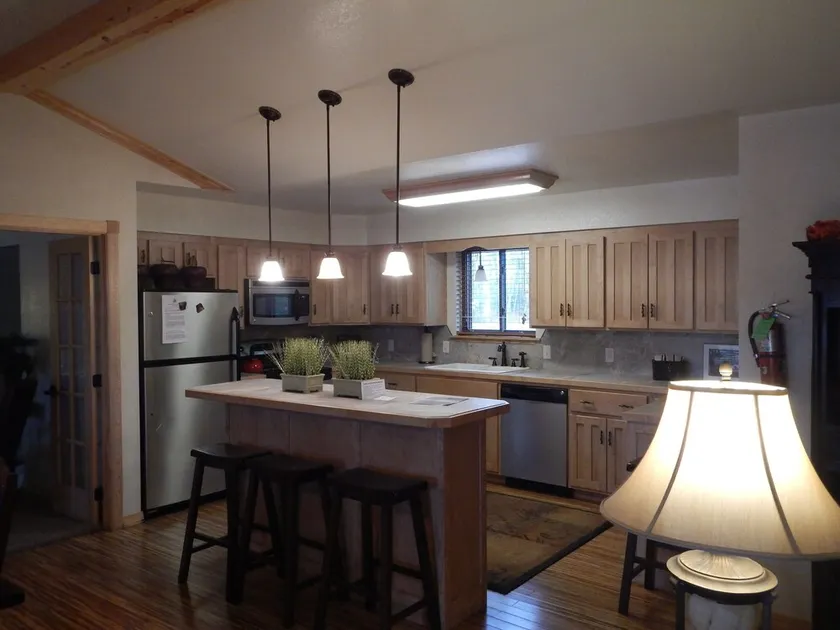 Lake view three bedroom, three bath cottage with private hot tub overlooking Lake Ouachita. by RedAwning - Image 1