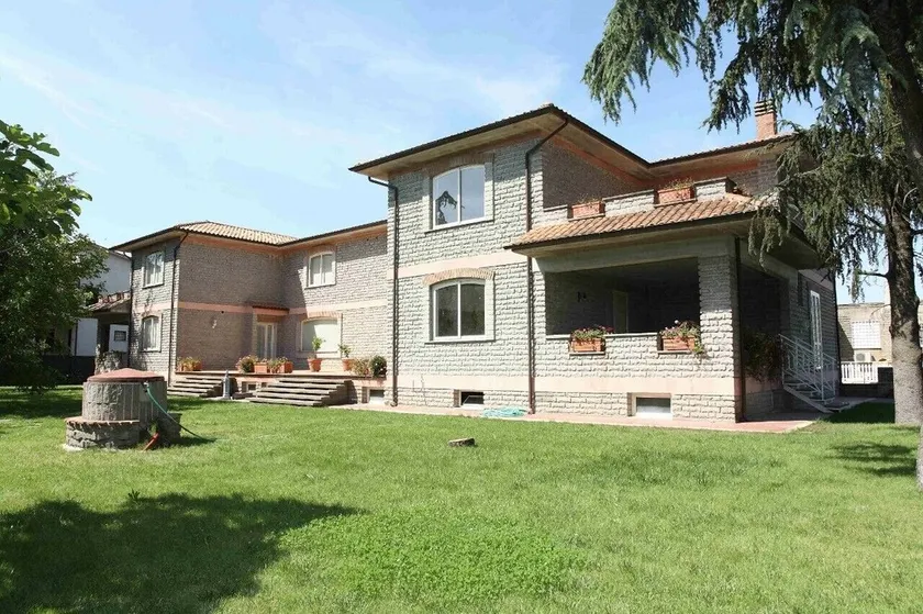 Large villa with garden in center of town between lake and golf- Vallelunga - Image 1
