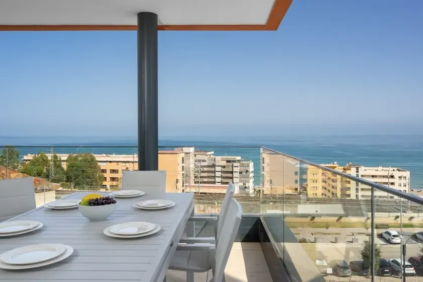 Modern Apartment w/ Pool & Gym Near Beach Access - Image 1